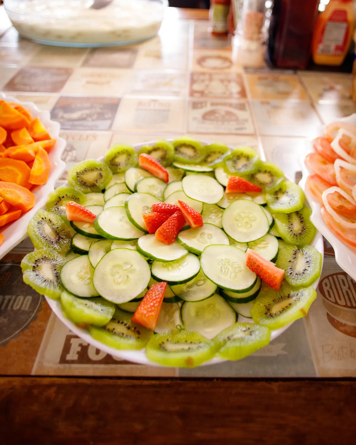 Travessa de saladas com pepino, kiwi e morango