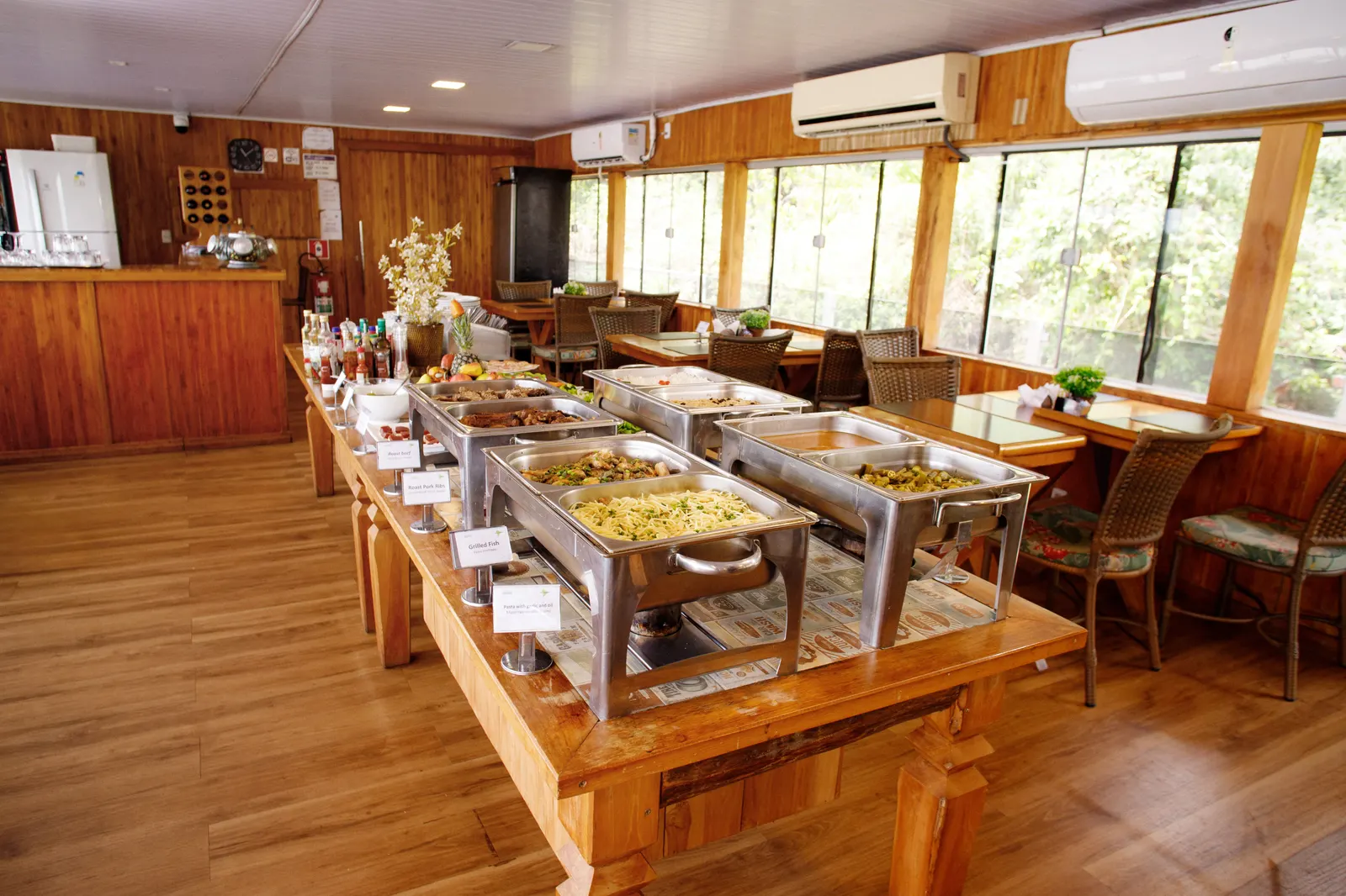 Buffet servido a bordo, com travessas e ilha de saladas